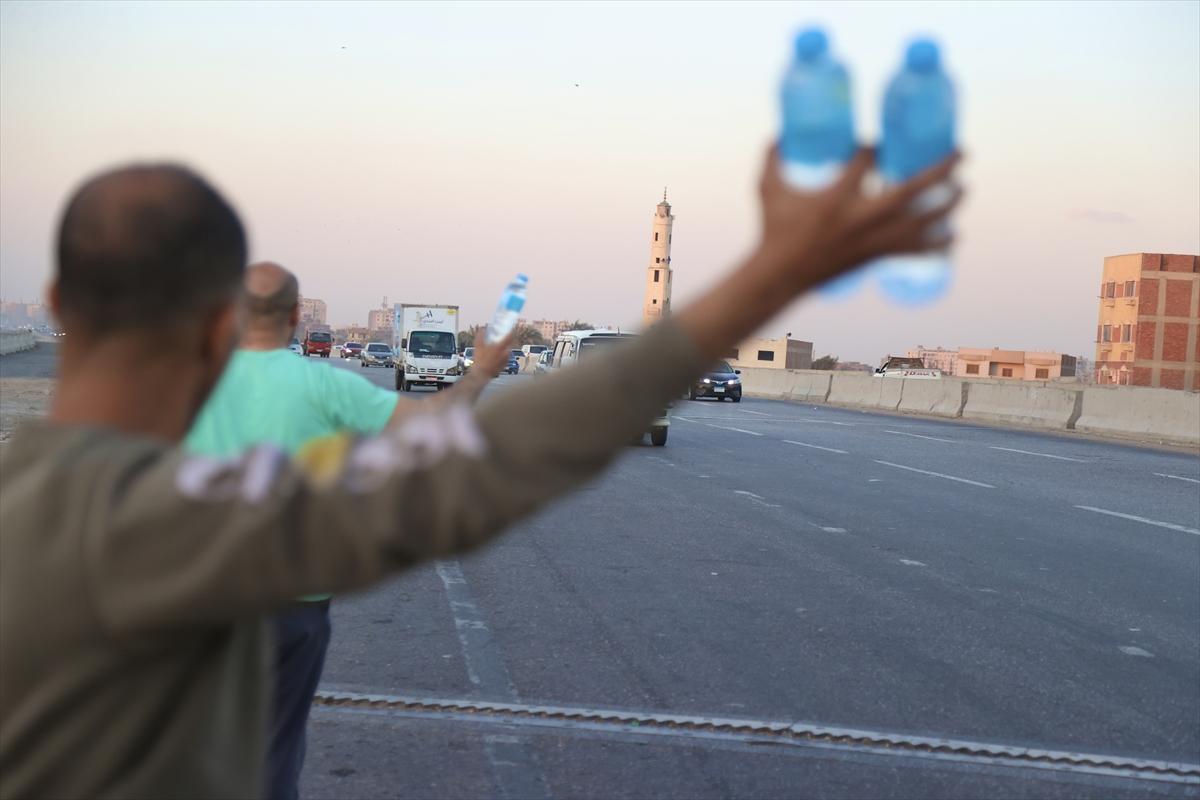 Mısır'ın Ramazan geleneği: Yolda kalanların iftarı gönüllülerden...