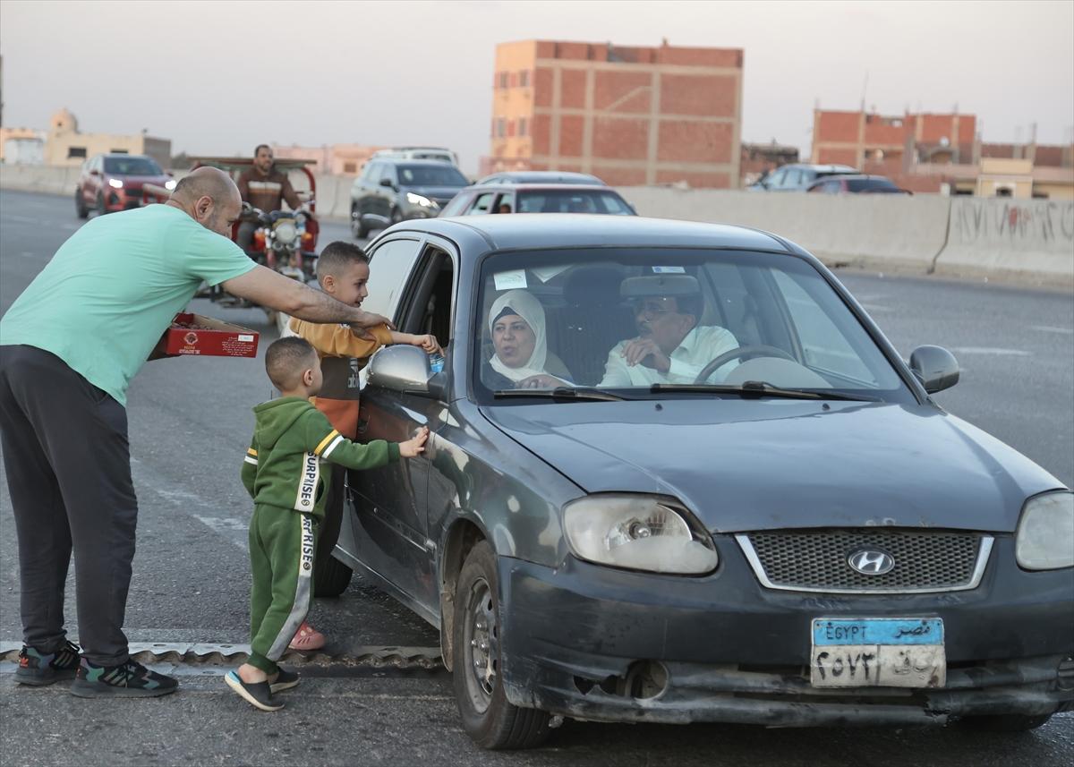 Mısır'ın Ramazan geleneği: Yolda kalanların iftarı gönüllülerden...