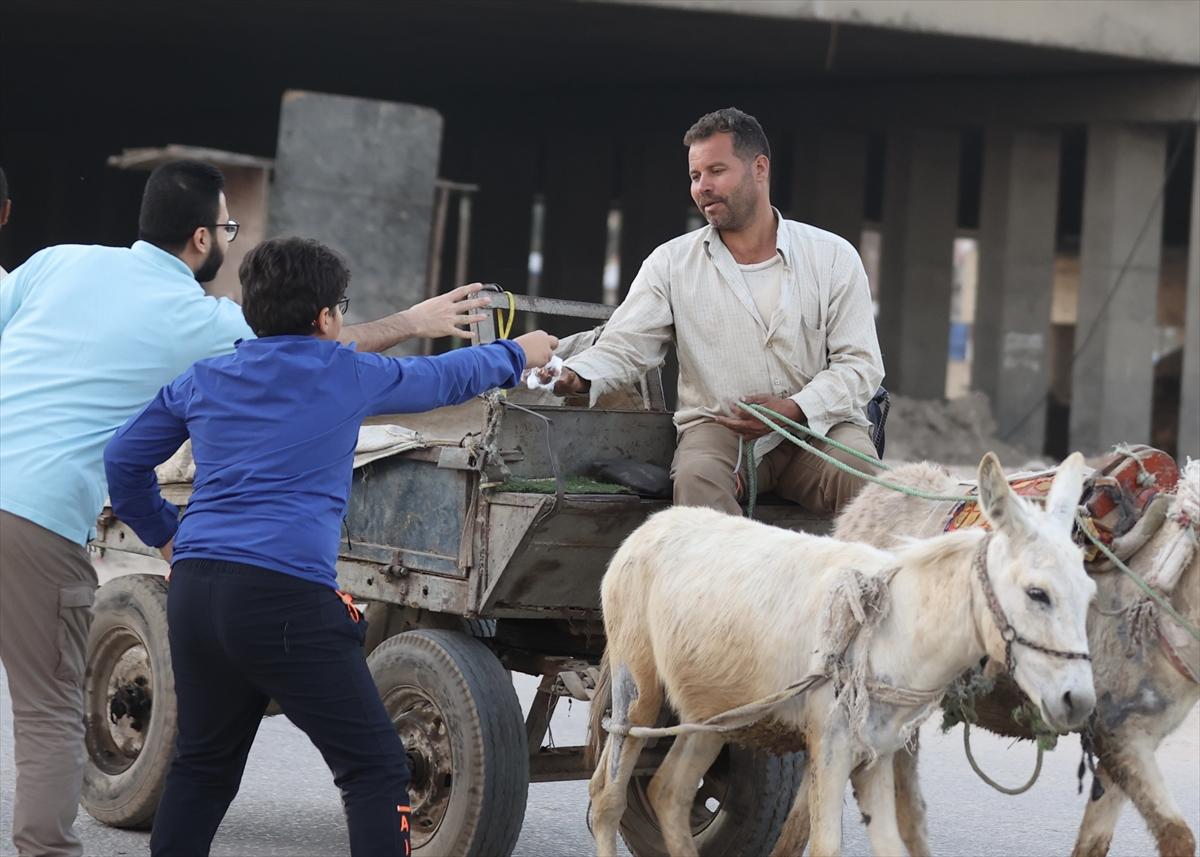 Mısır'ın Ramazan geleneği: Yolda kalanların iftarı gönüllülerden...