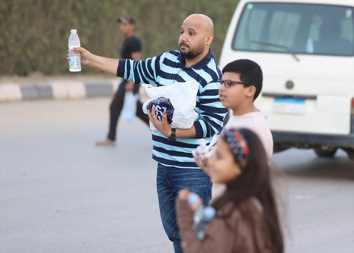 Mısır'ın Ramazan geleneği: Yolda kalanların iftarı gönüllülerden...
