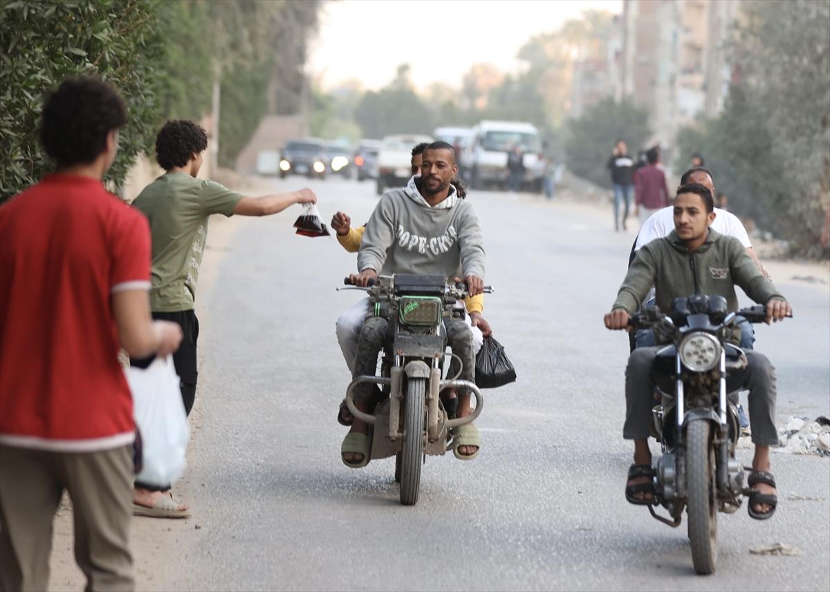 Mısır'ın Ramazan geleneği: Yolda kalanların iftarı gönüllülerden...
