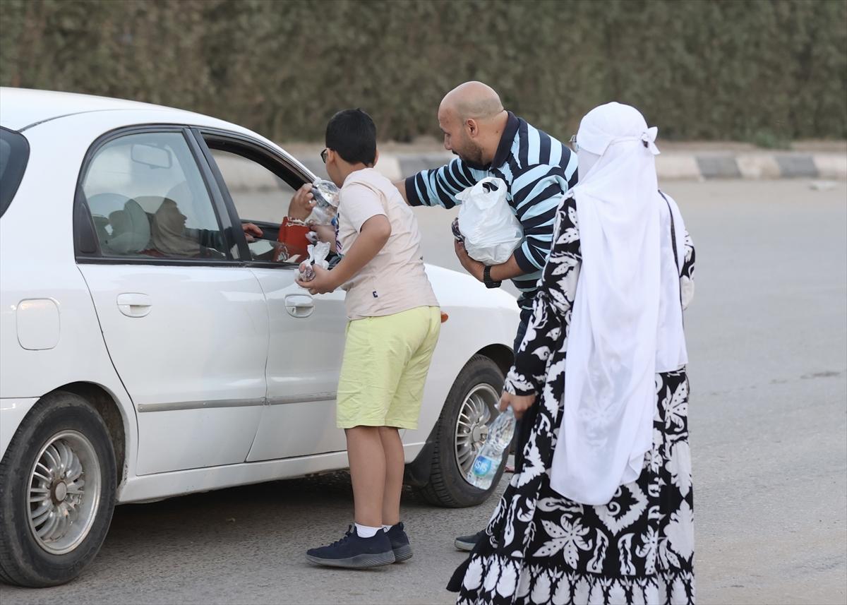 Mısır'ın Ramazan geleneği: Yolda kalanların iftarı gönüllülerden...