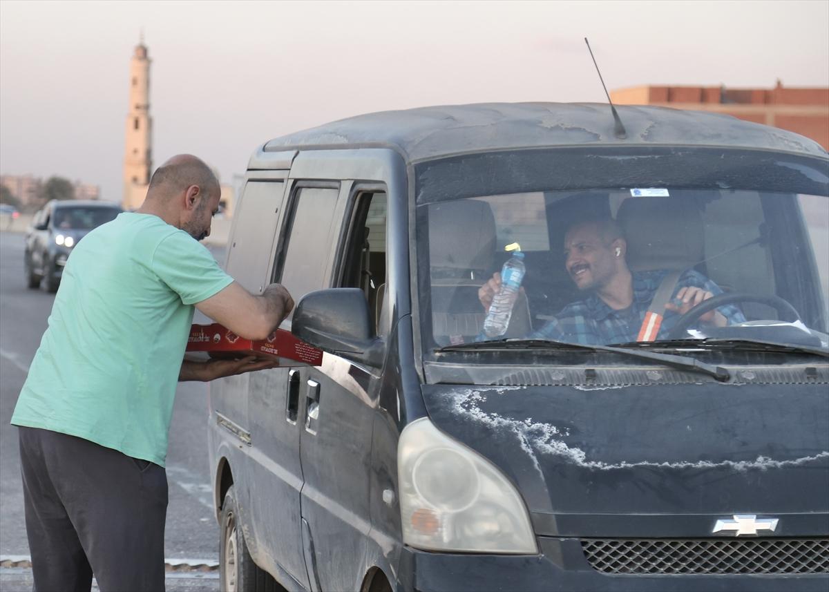 Mısır'ın Ramazan geleneği: Yolda kalanların iftarı gönüllülerden...