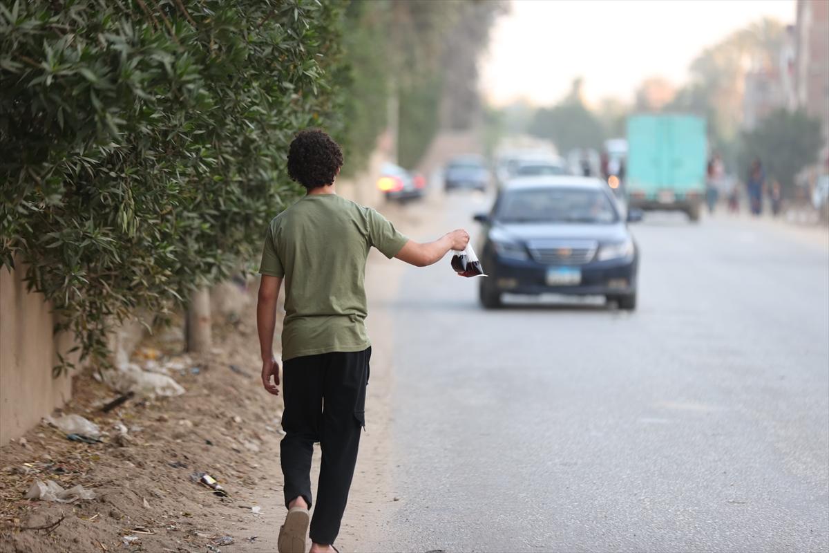 Mısır'ın Ramazan geleneği: Yolda kalanların iftarı gönüllülerden...
