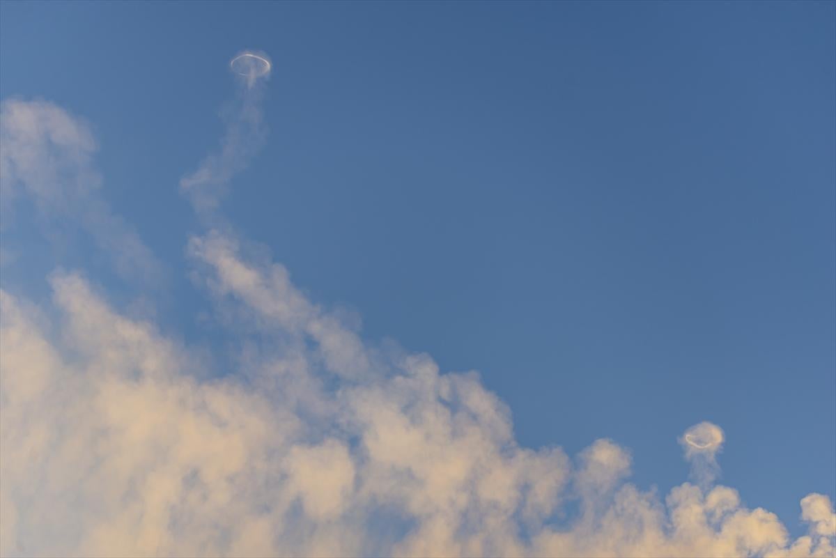 Etna Yanardağı'nın püskürttüğü halka şekilli dumanlar