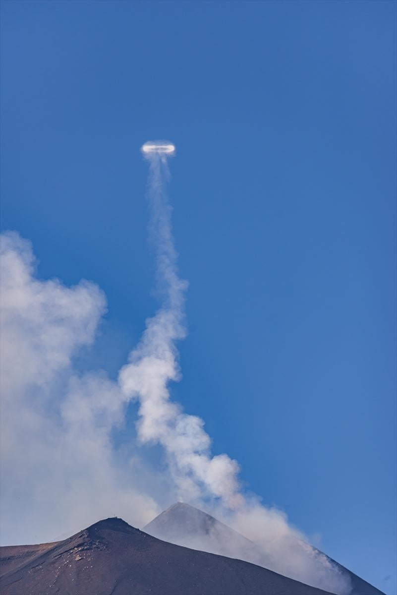 Etna Yanardağı'nın püskürttüğü halka şekilli dumanlar