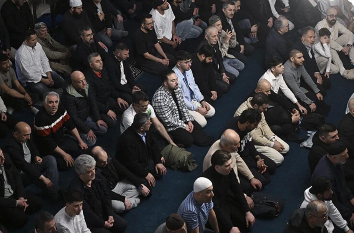 İslam alemi bayram namazı için camileri doldurdu