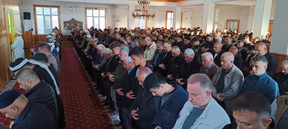 Yurtta bayram namazı kareleri