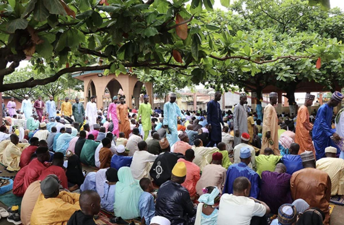 İslam alemi bayram namazı için camileri doldurdu