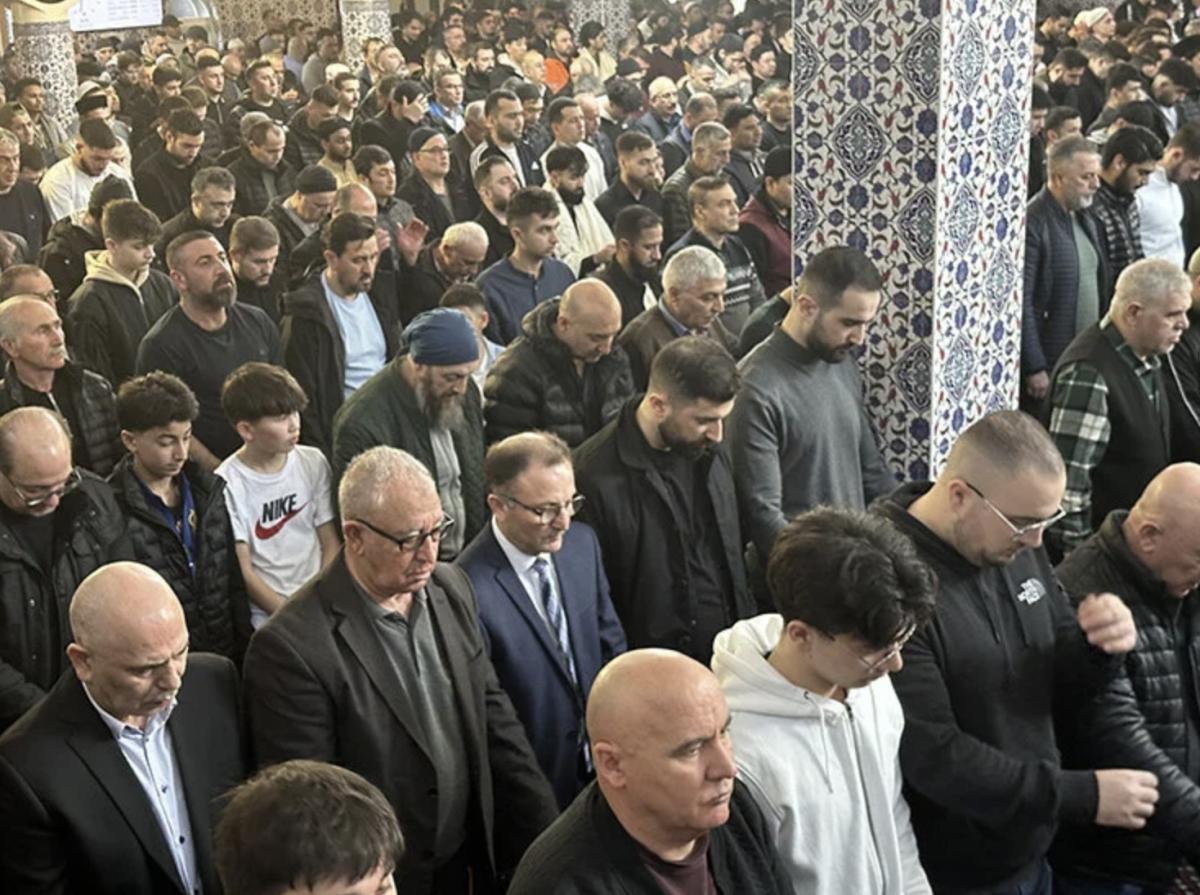 İslam alemi bayram namazı için camileri doldurdu