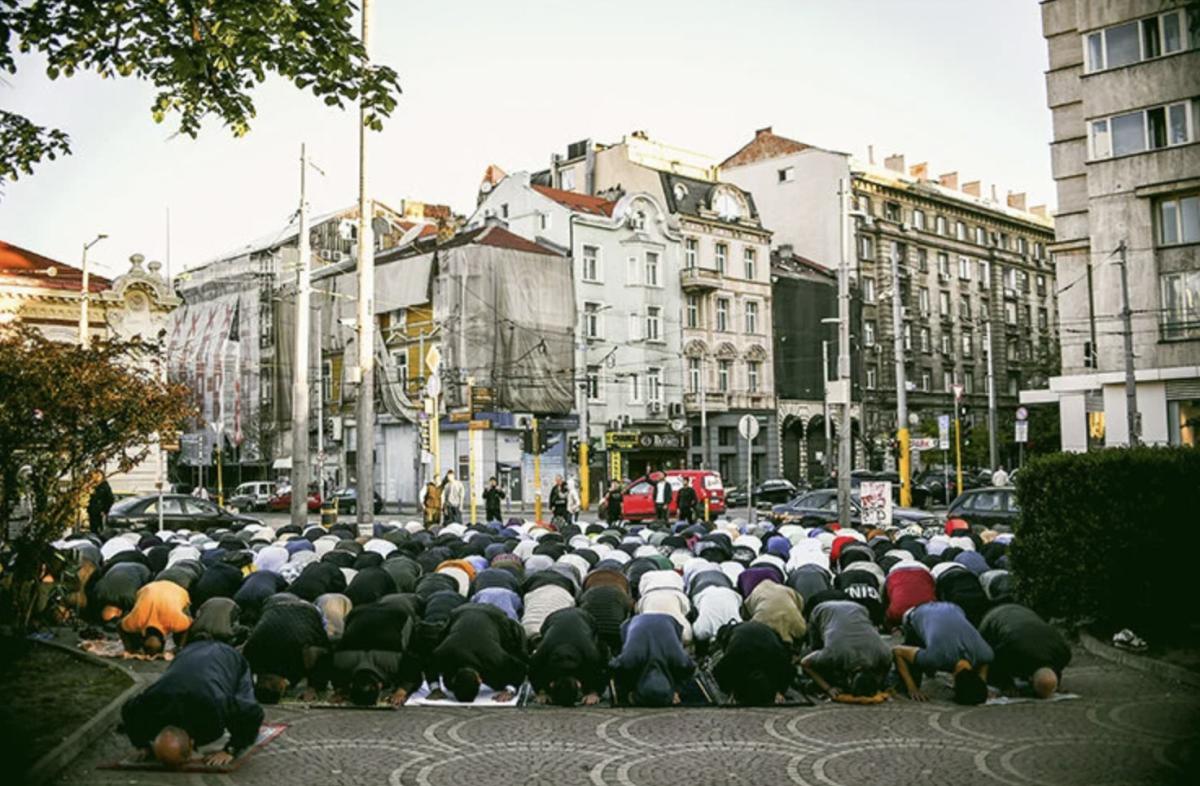 İslam alemi bayram namazı için camileri doldurdu