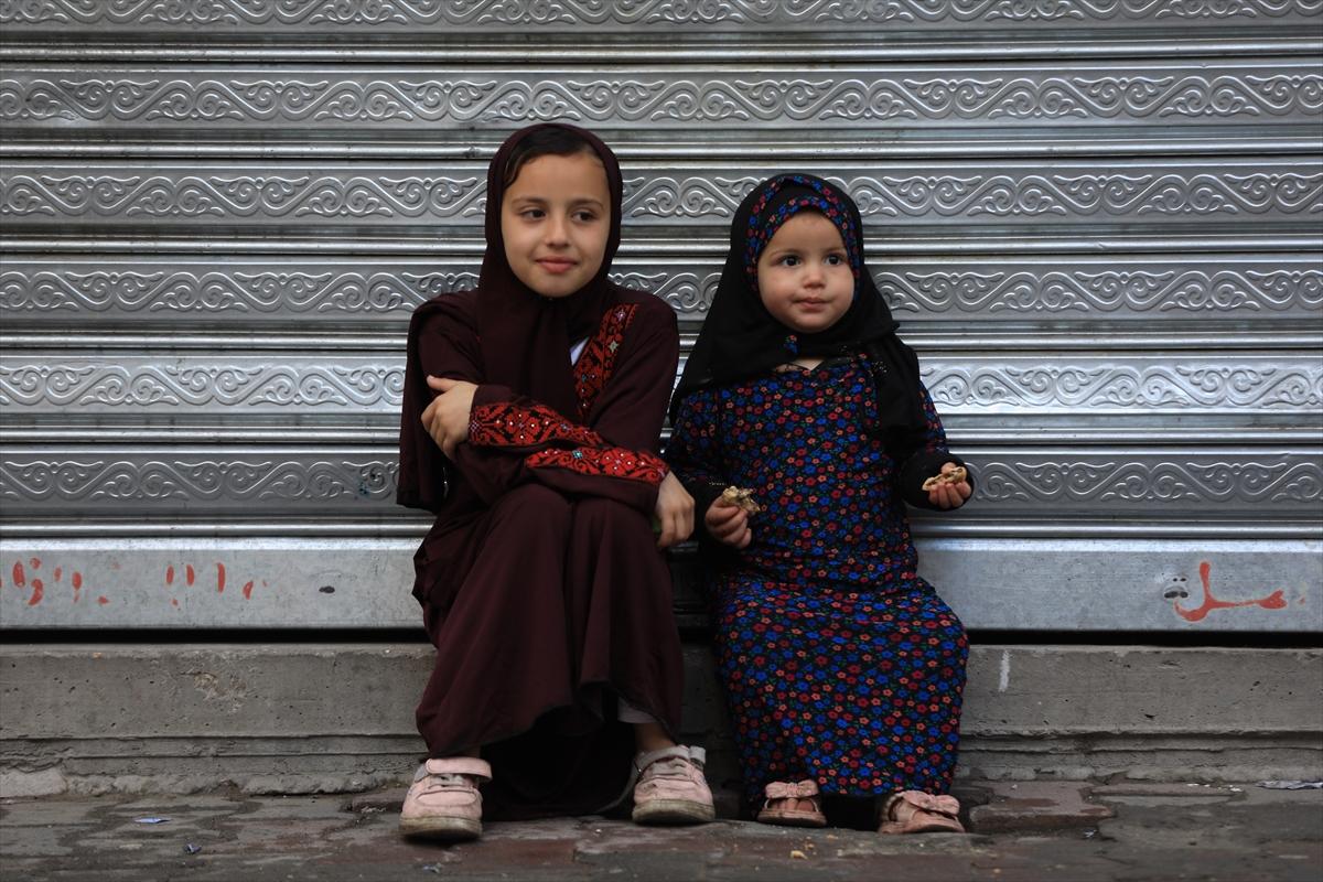Gazze'de bayram sabahı: Yıkılmış camilerde namaz kıldılar