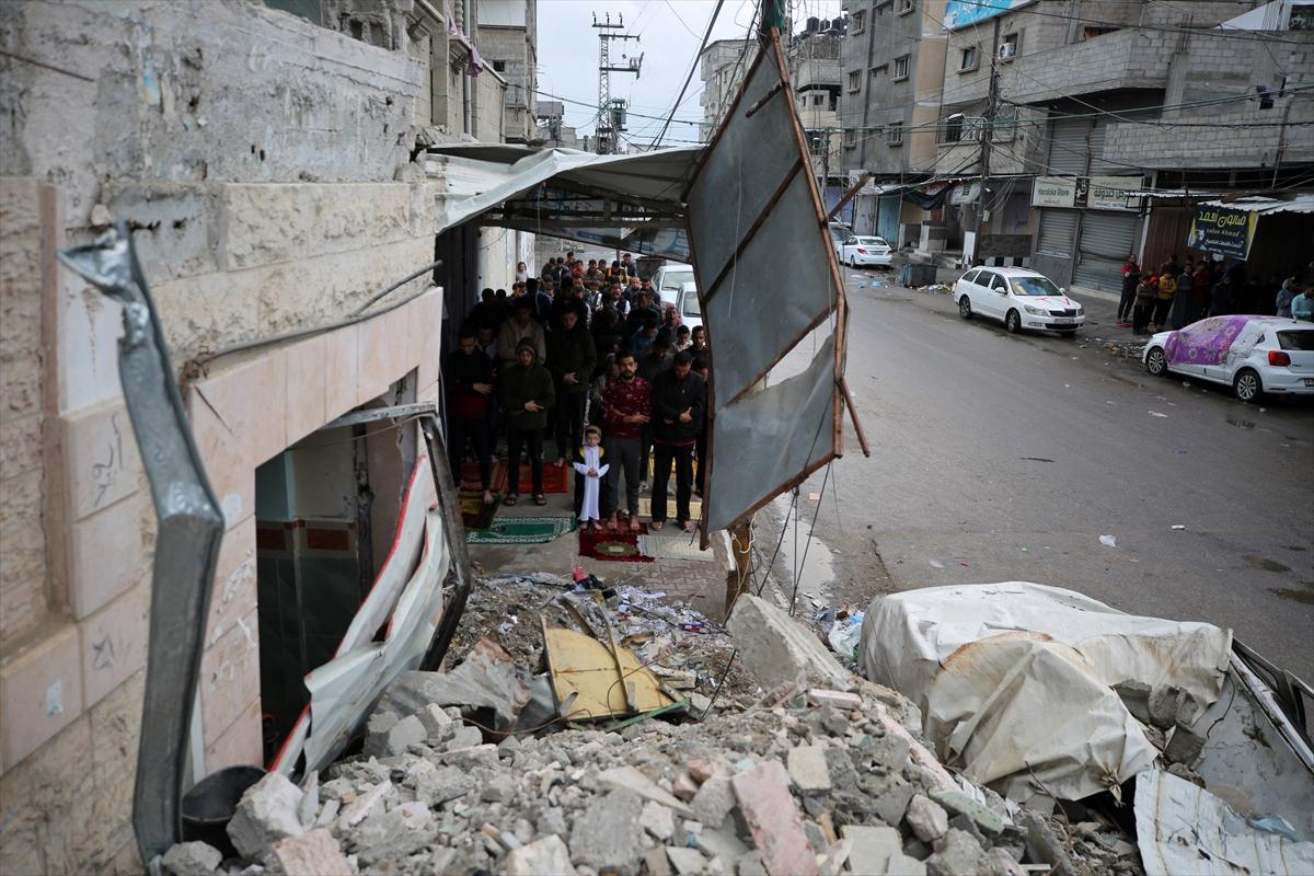 Gazze'de bayram sabahı: Yıkılmış camilerde namaz kıldılar