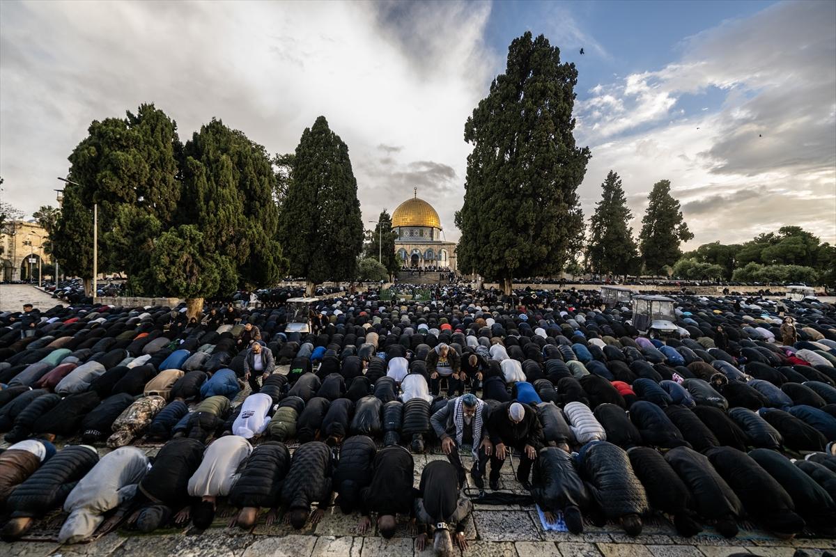 Mescid-i Aksa'da bayram namazı 60 bin Müslümanla kılındı