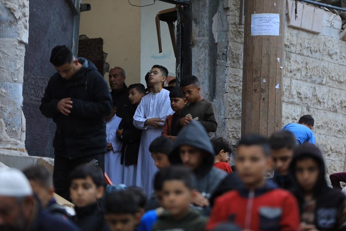 Gazze'de bayram sabahı: Yıkılmış camilerde namaz kıldılar