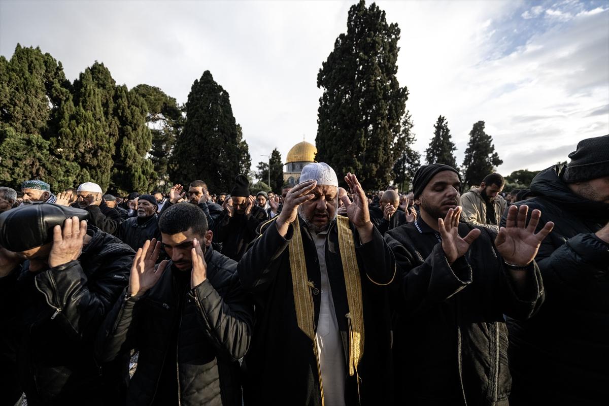 Mescid-i Aksa'da bayram namazı 60 bin Müslümanla kılındı