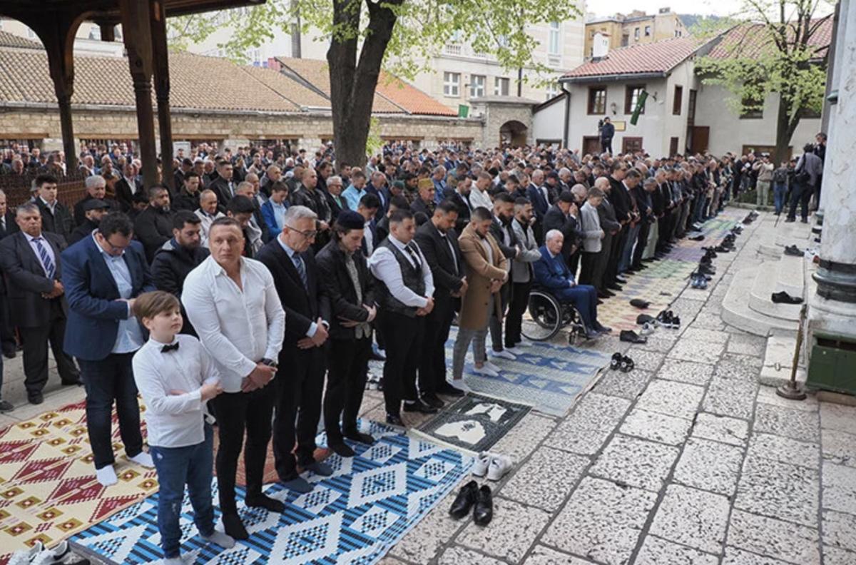 İslam alemi bayram namazı için camileri doldurdu