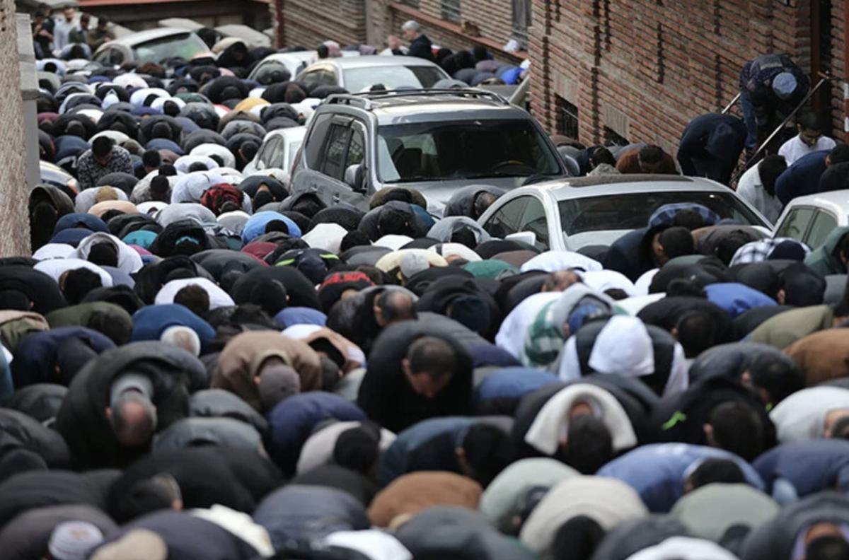 İslam alemi bayram namazı için camileri doldurdu