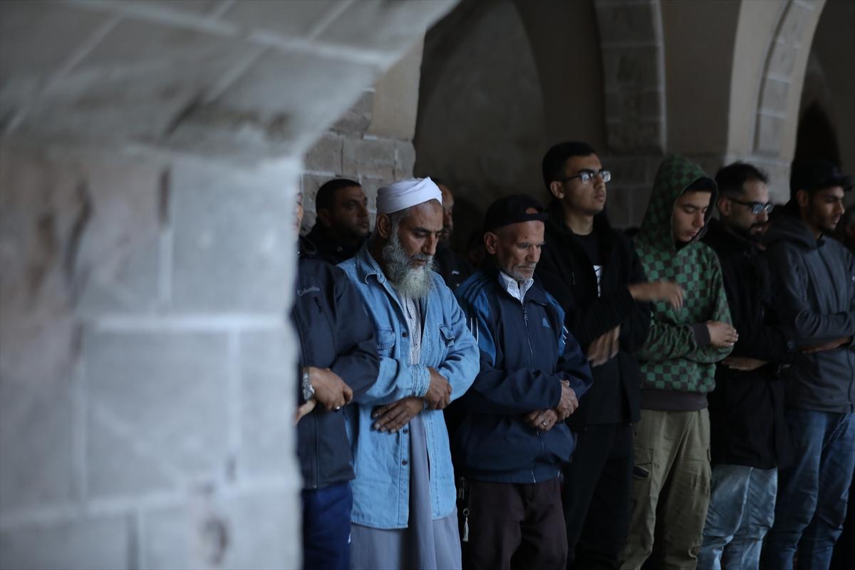 Gazze'de bayram sabahı: Yıkılmış camilerde namaz kıldılar