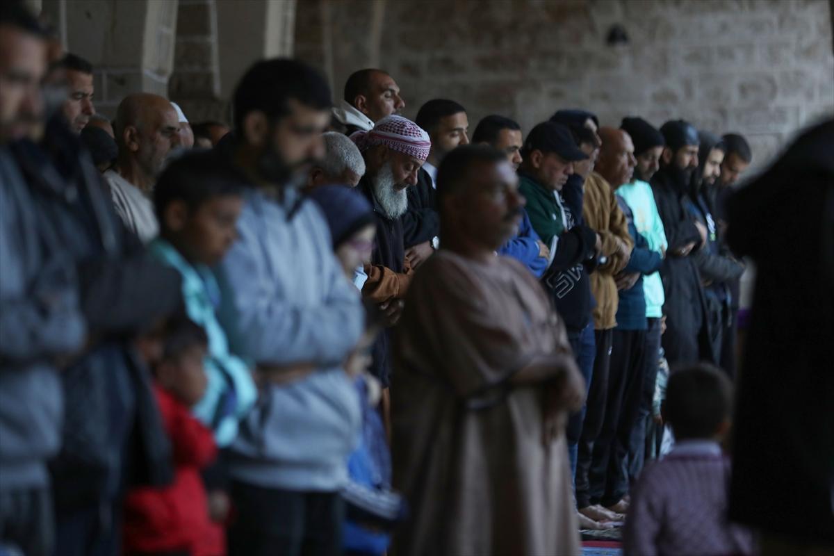Gazze'de bayram sabahı: Yıkılmış camilerde namaz kıldılar