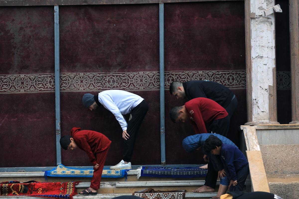 Gazze'de bayram sabahı: Yıkılmış camilerde namaz kıldılar