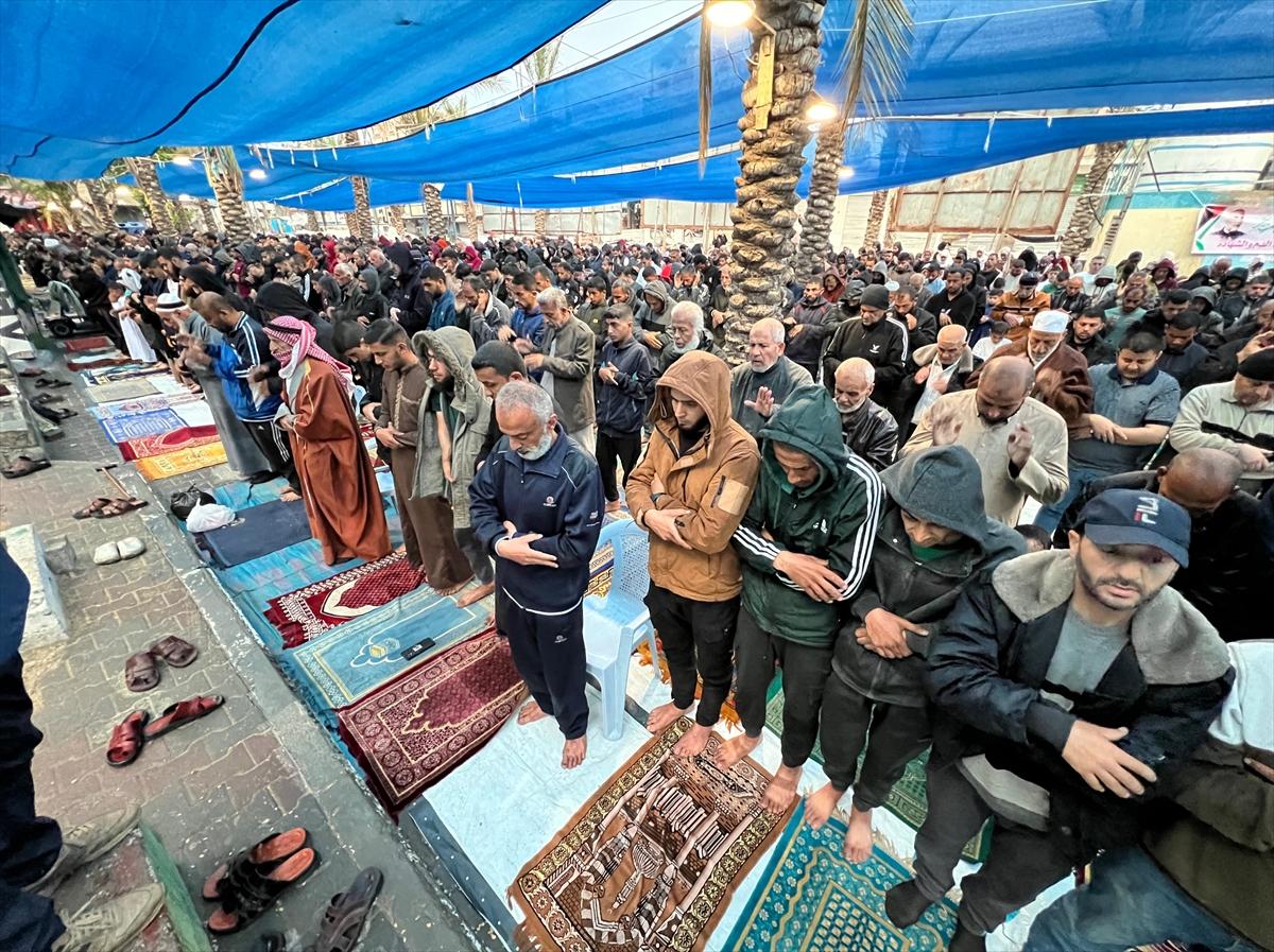 Gazze'de bayram sabahı: Yıkılmış camilerde namaz kıldılar