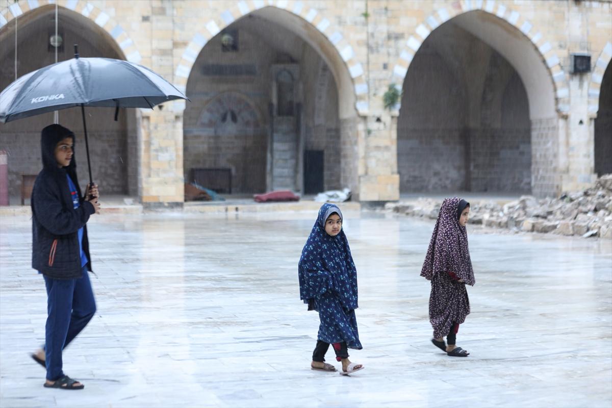 Gazze'de bayram sabahı: Yıkılmış camilerde namaz kıldılar
