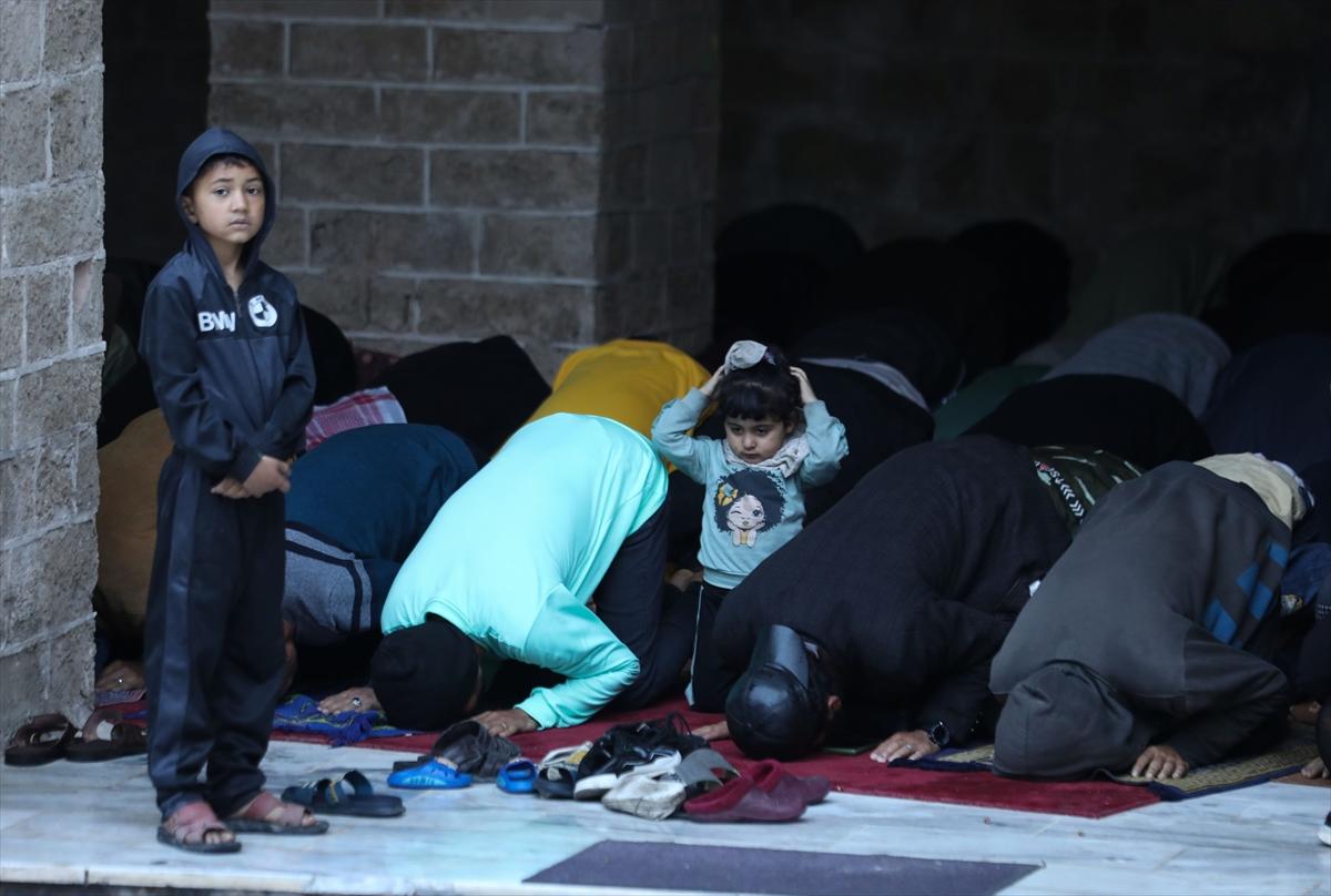 Gazze'de bayram sabahı: Yıkılmış camilerde namaz kıldılar