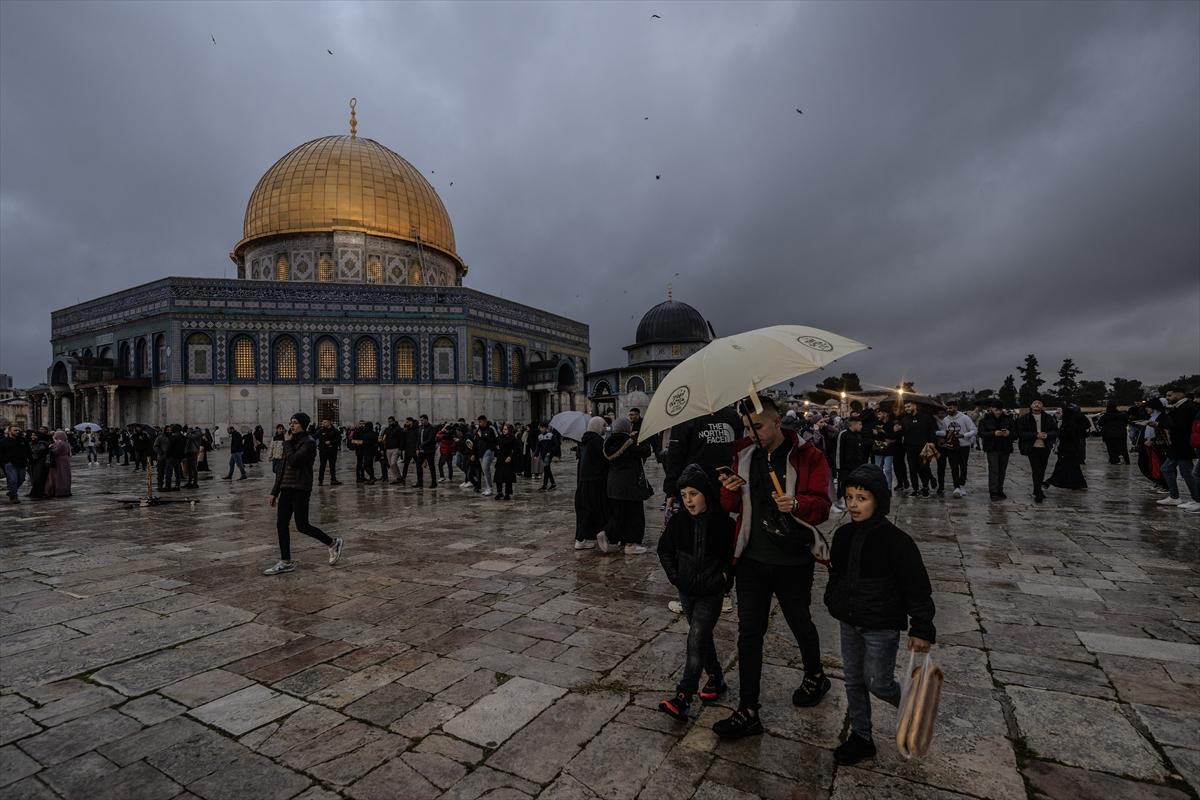 Mescid-i Aksa'da bayram namazı 60 bin Müslümanla kılındı