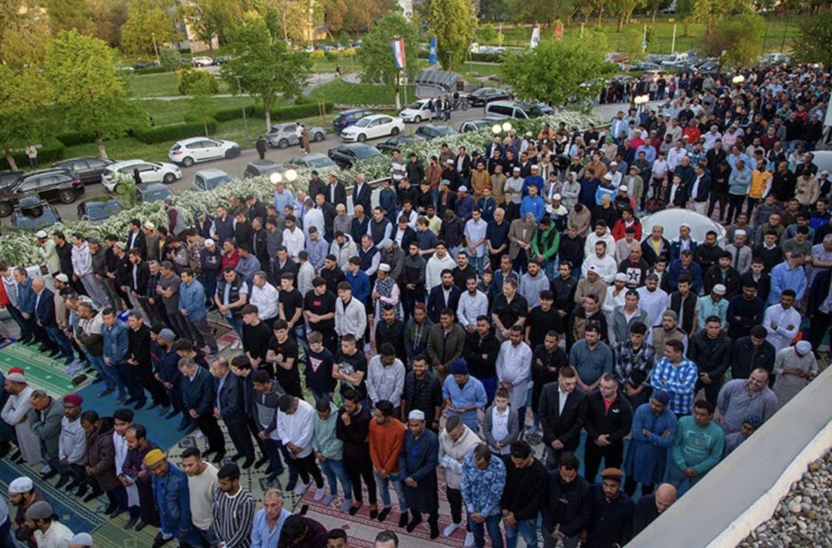 İslam alemi bayram namazı için camileri doldurdu