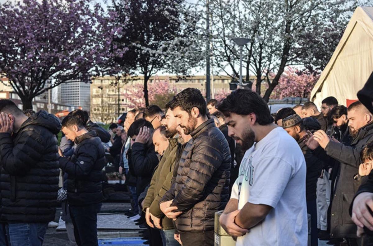 İslam alemi bayram namazı için camileri doldurdu