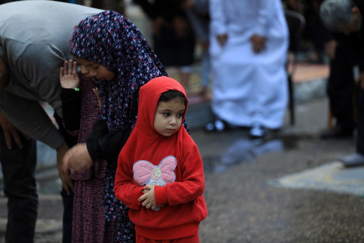 Gazze'de bayram sabahı: Yıkılmış camilerde namaz kıldılar