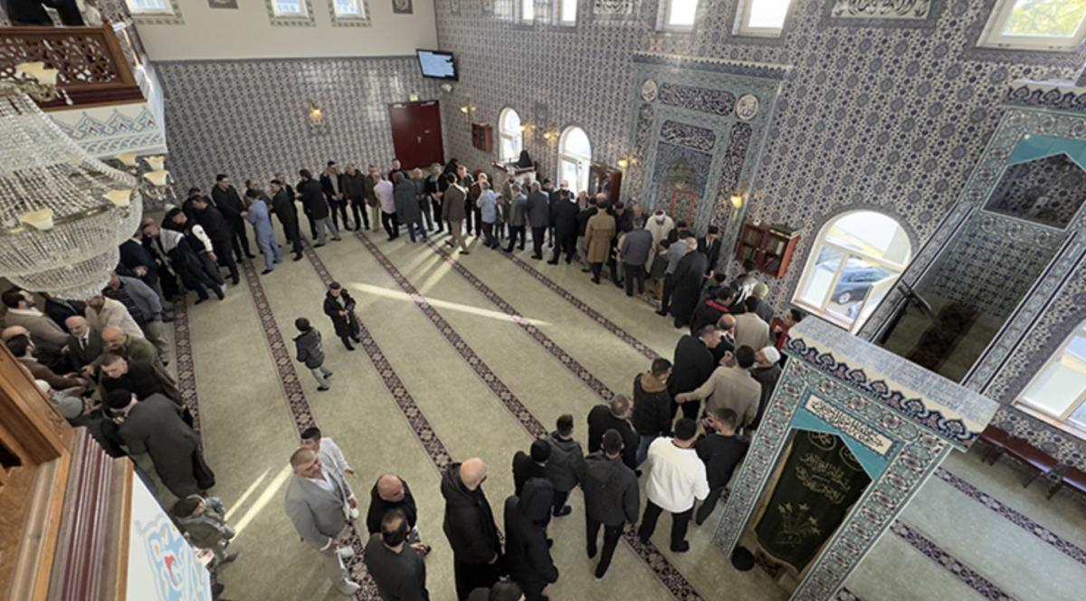 İslam alemi bayram namazı için camileri doldurdu