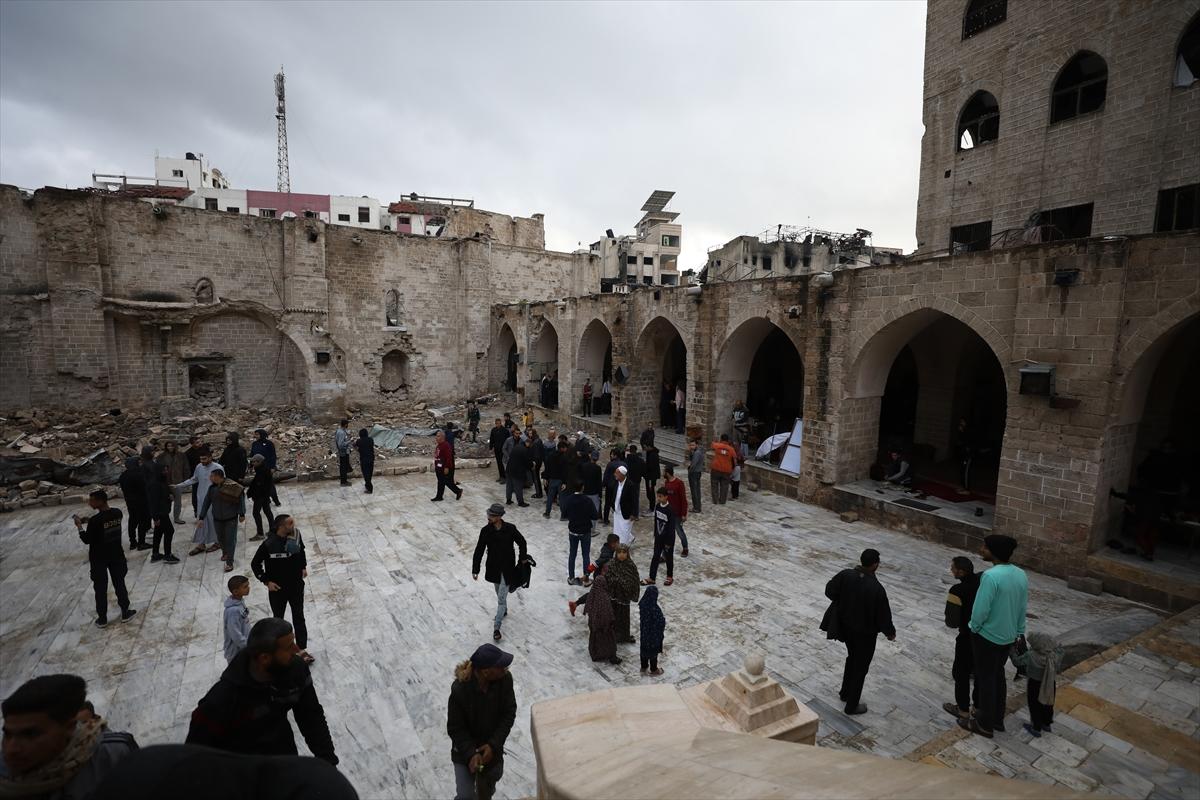 Gazze'de bayram sabahı: Yıkılmış camilerde namaz kıldılar