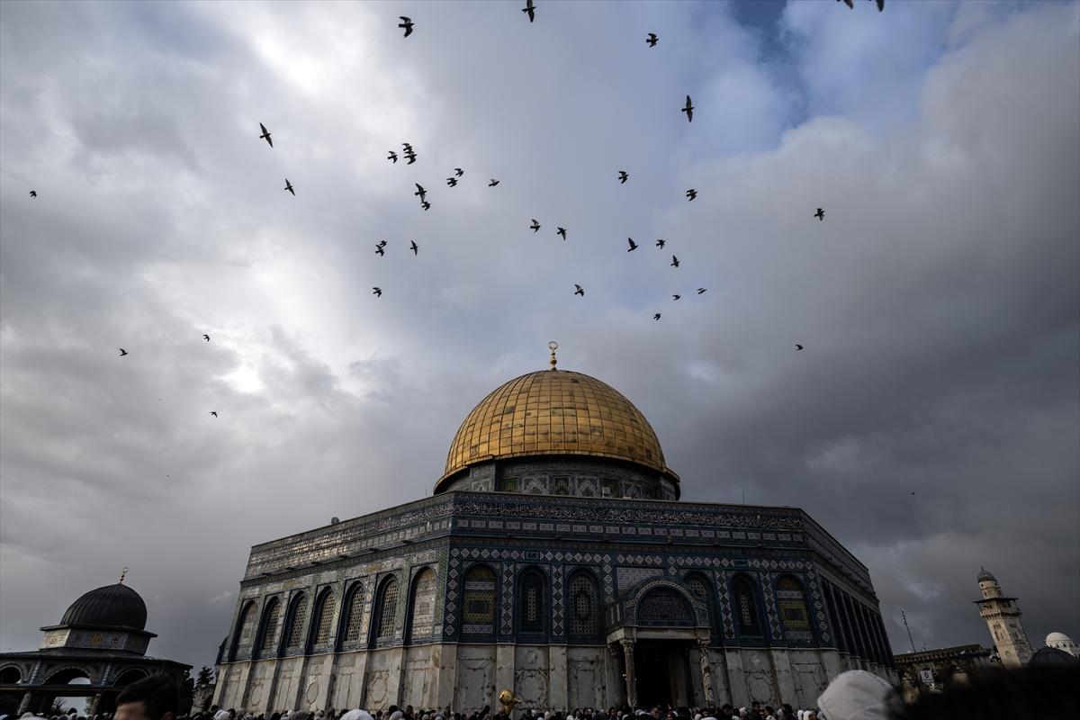 Mescid-i Aksa'da bayram namazı 60 bin Müslümanla kılındı