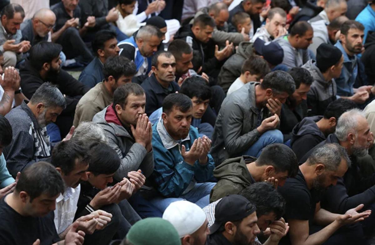 İslam alemi bayram namazı için camileri doldurdu