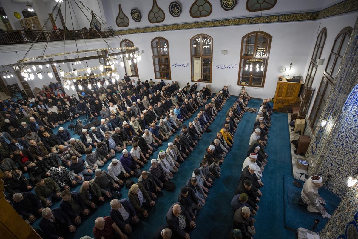 Yurtta bayram namazı kareleri