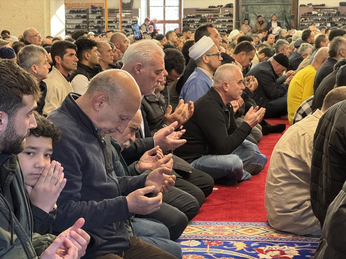 Yurtta bayram namazı kareleri