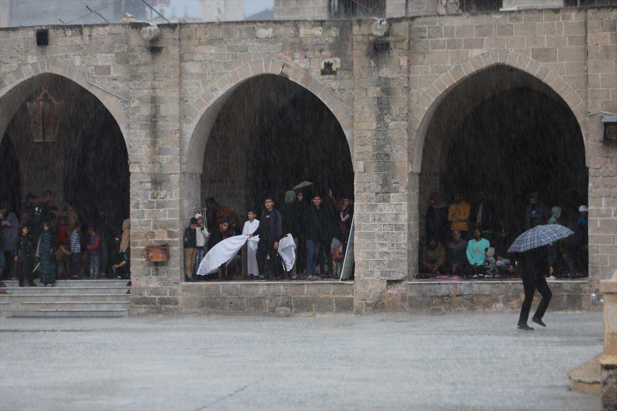 Gazze'de bayram sabahı: Yıkılmış camilerde namaz kıldılar