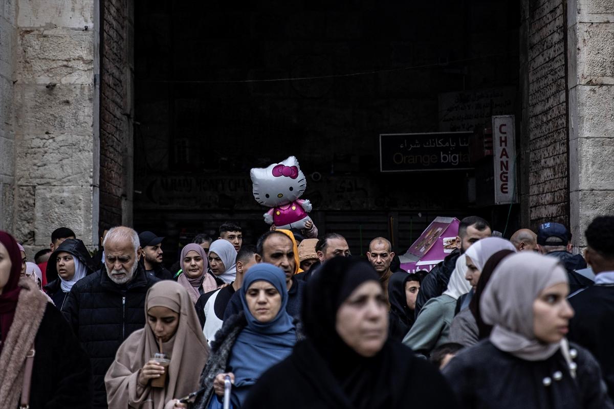 Mescid-i Aksa'da bayram namazı 60 bin Müslümanla kılındı