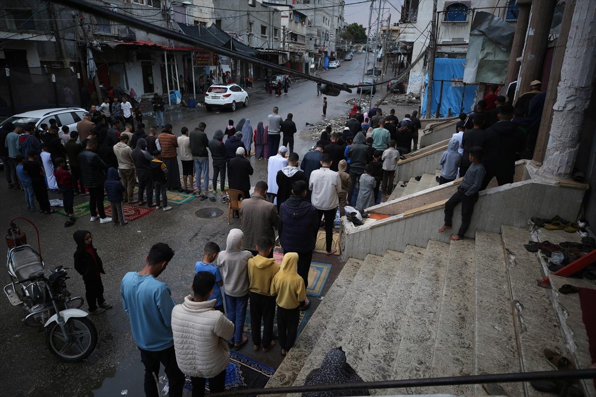 Gazze'de bayram sabahı: Yıkılmış camilerde namaz kıldılar