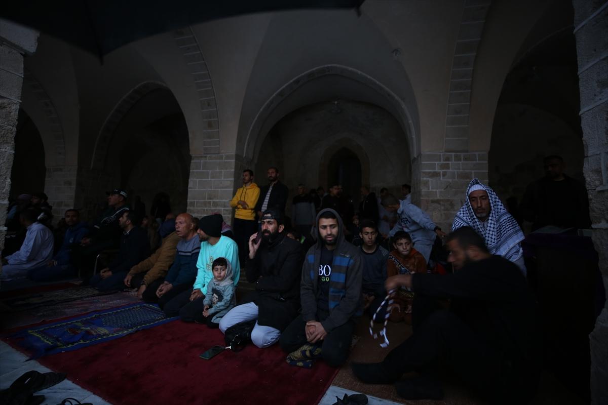 Gazze'de bayram sabahı: Yıkılmış camilerde namaz kıldılar