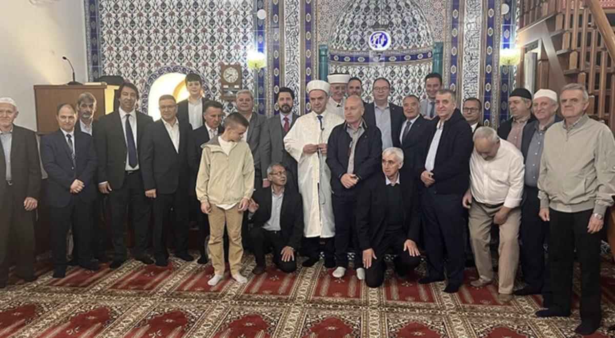 İslam alemi bayram namazı için camileri doldurdu