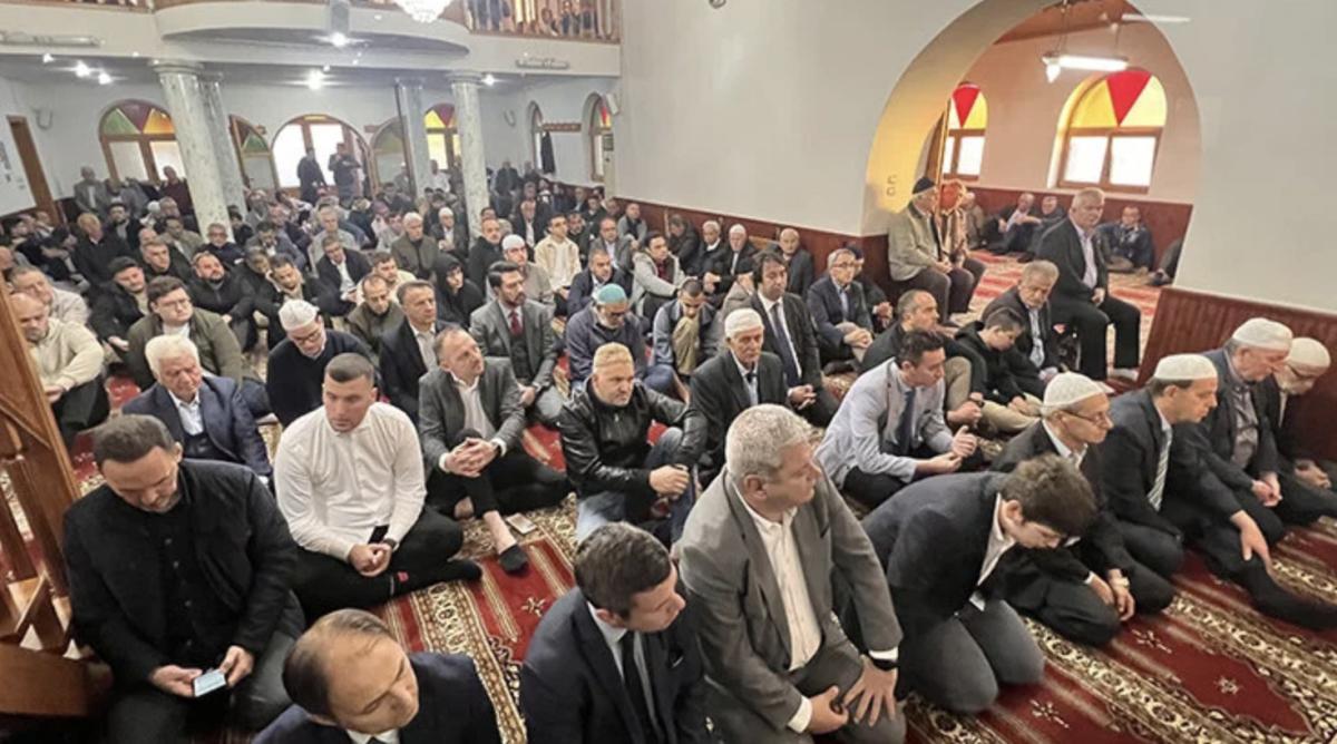 İslam alemi bayram namazı için camileri doldurdu