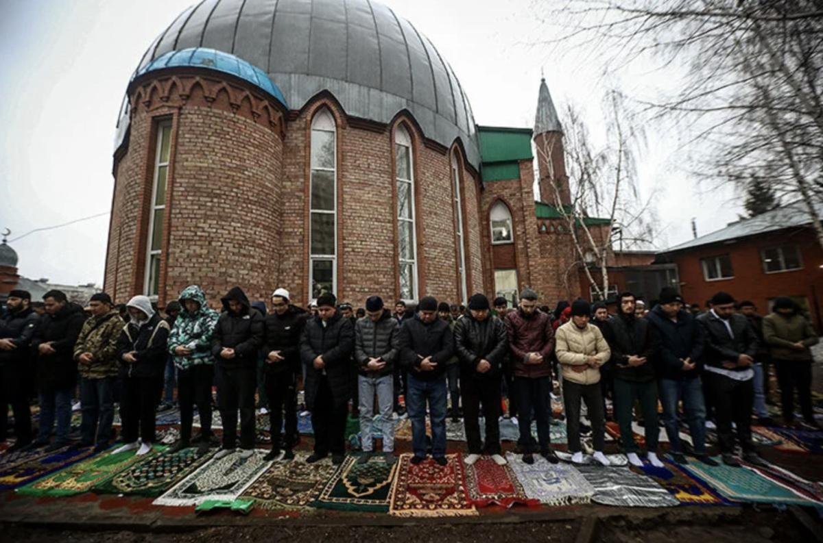 İslam alemi bayram namazı için camileri doldurdu