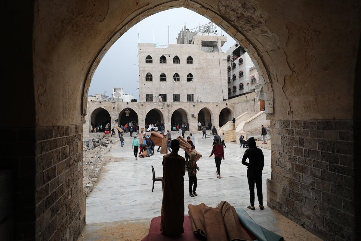 Gazze'de bayram sabahı: Yıkılmış camilerde namaz kıldılar