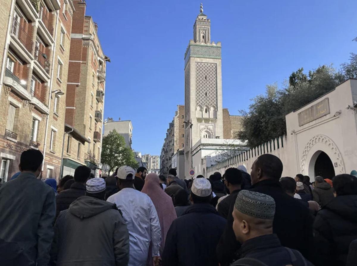 İslam alemi bayram namazı için camileri doldurdu