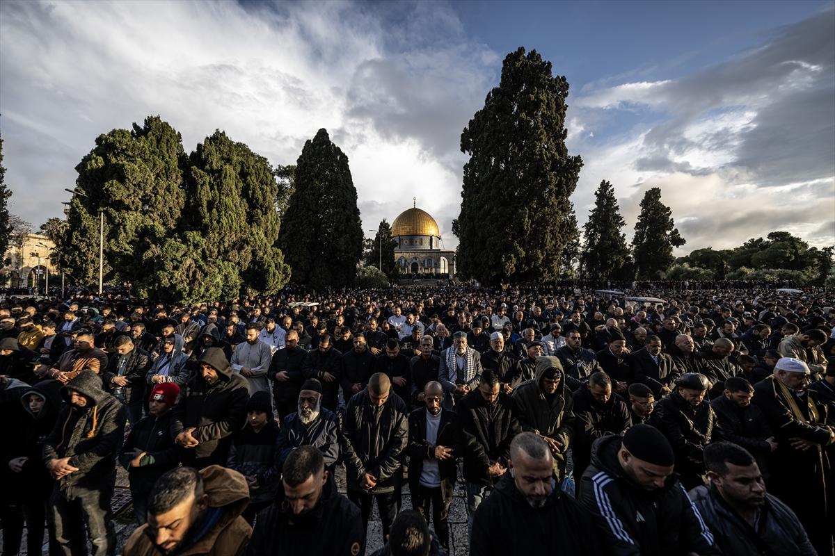 Mescid-i Aksa'da bayram namazı 60 bin Müslümanla kılındı