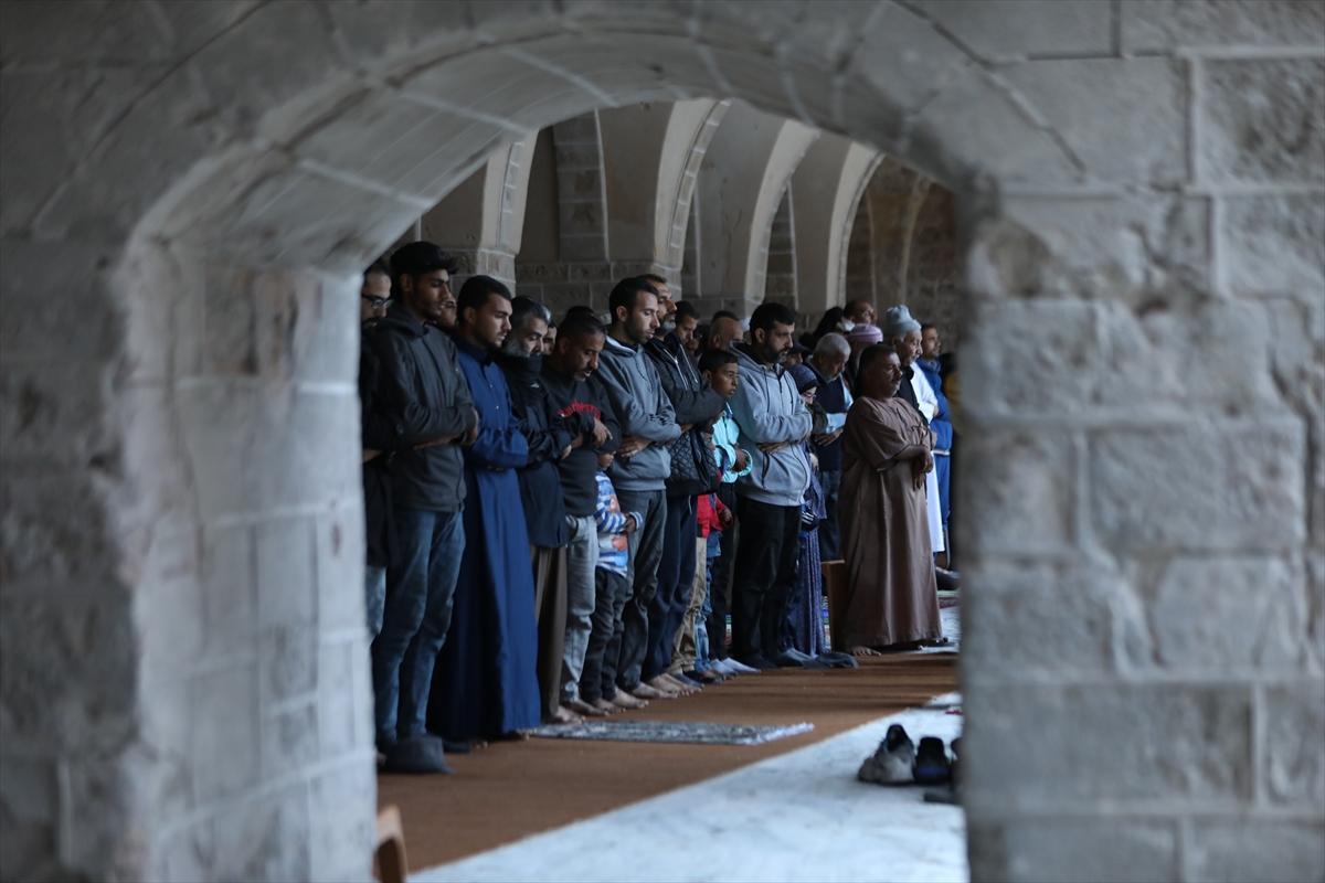 Gazze'de bayram sabahı: Yıkılmış camilerde namaz kıldılar