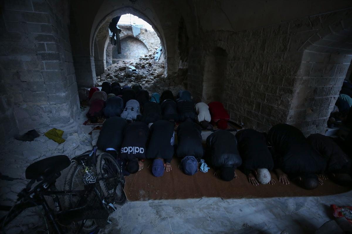 Gazze'de bayram sabahı: Yıkılmış camilerde namaz kıldılar